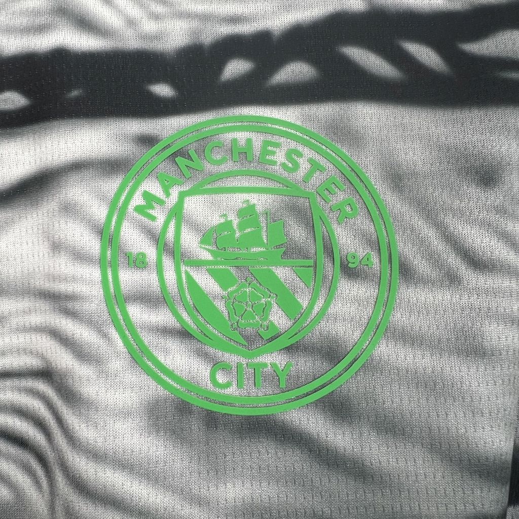 CAMISETA MANCHESTER CITY 2025/26 VERSIÓN NEGRO Y GRIS