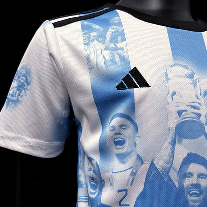 CAMISETA ARGENTINA EDICIÓN COMEMORATIVA I 23/24 CONJUNTO INFANTIL